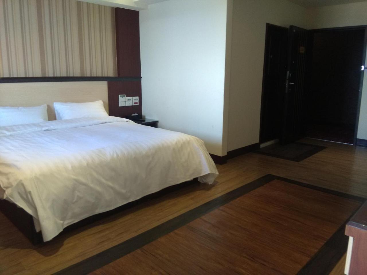 Dengfeng Milan Business Hotel Huwei Екстер'єр фото